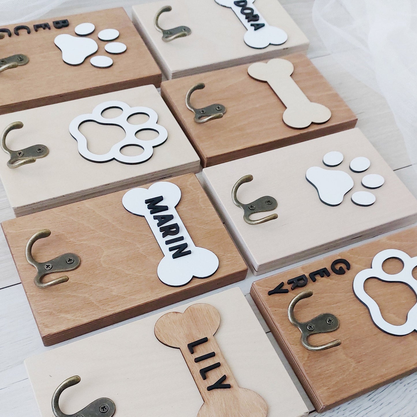 Personalisierte Leinengarderobe mit Name und Pfote aus Holz